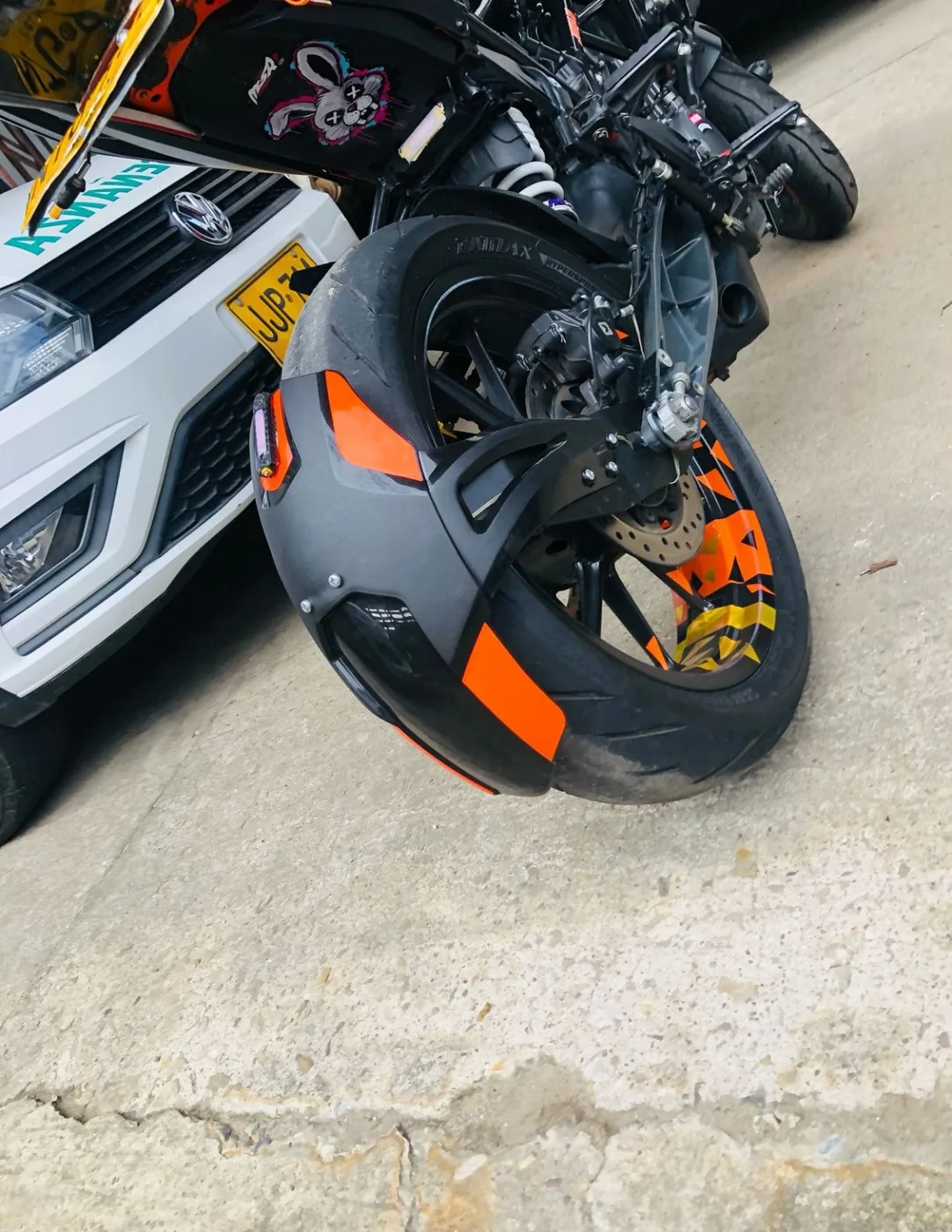 Guardabarro trasero monobrazo instalado — vista 1