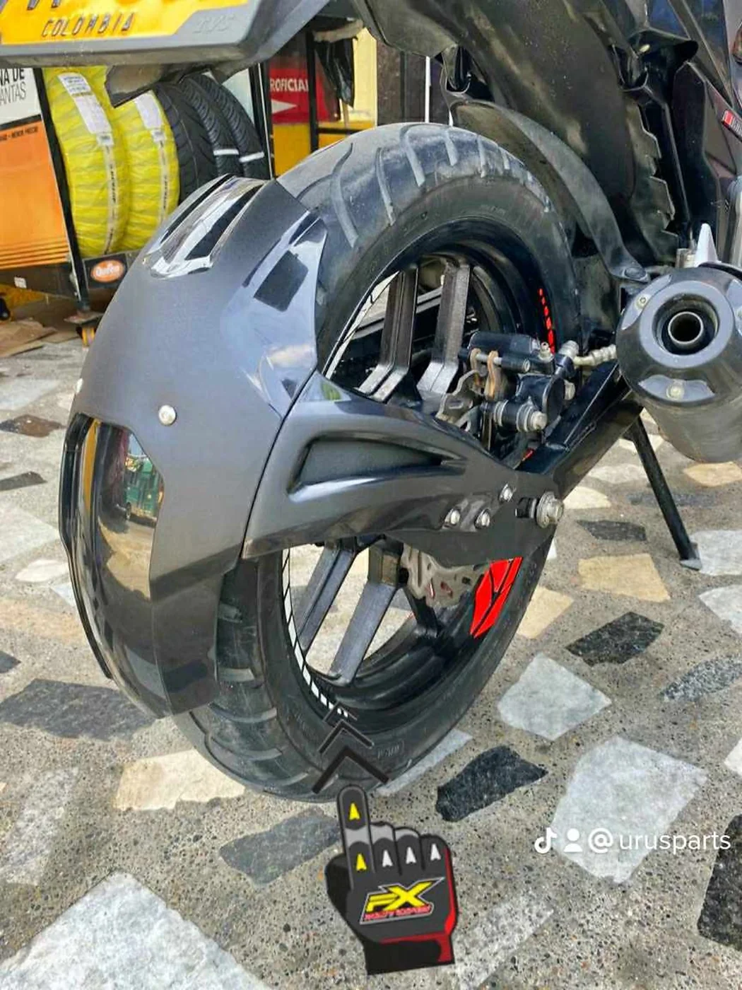 Guardabarro trasero monobrazo instalado — vista 4
