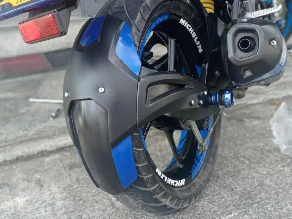 Guardabarro trasero universal monobrazo instalado en moto
