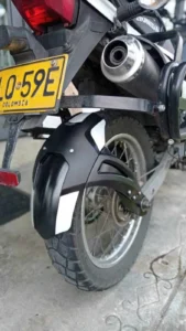 Guardabarro trasero universal monobrazo instalado en moto
